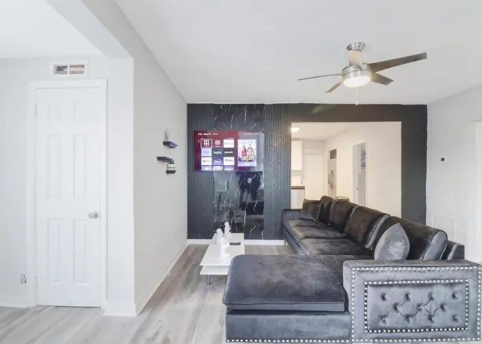 Spacious And Luxurious Home Centrally Located Between Miami And Ft. Lauderdale