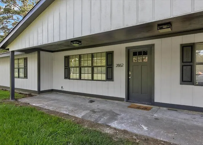 Updated 4 Bedroom Home In Oragnefield