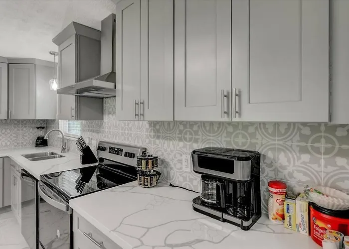 Updated 4 Bedroom Home In Oragnefield