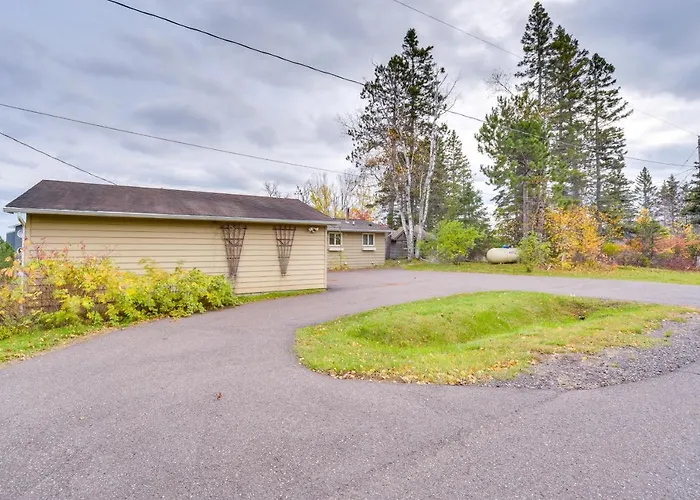 Walk To Mcquade Harbor: Lake Superior Retreat