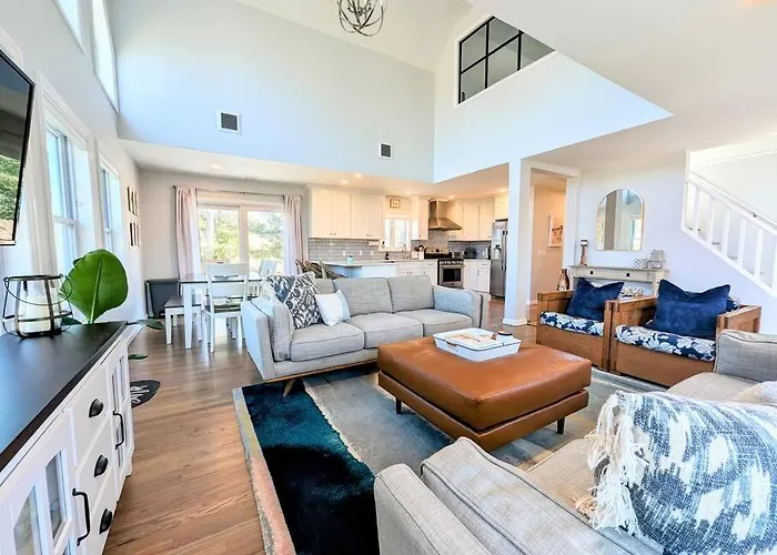 Bright Oasis In Beautiful North Fork Wine Country