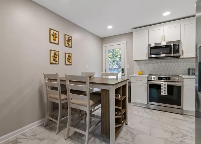 Modern 3Br Home Near Lakepoint With Fenced Yard