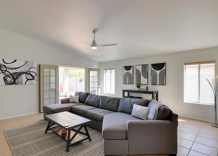 Golf Course View! Dog-Friendly Retreat In Glendale