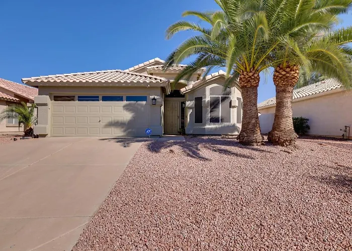 Golf Course View! Dog-Friendly Retreat In Glendale