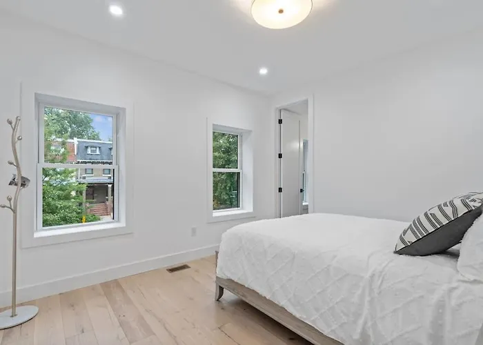 Capitol View 2 Dc Townhouse Condo With Private Backyard And Garage Parking