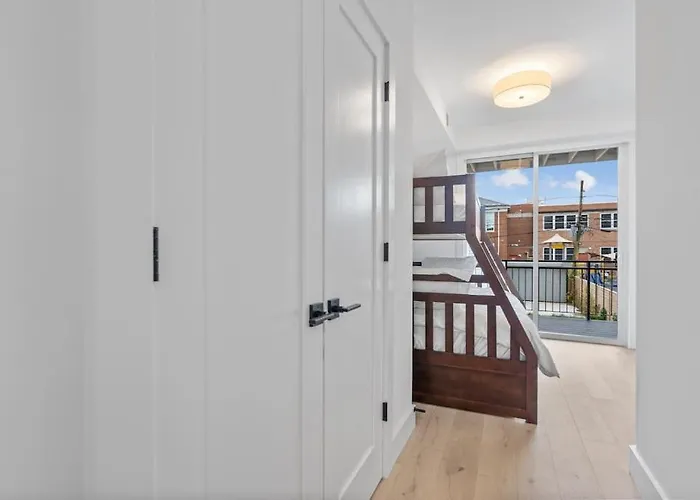 Capitol View 2 Dc Townhouse Condo With Private Backyard And Garage Parking