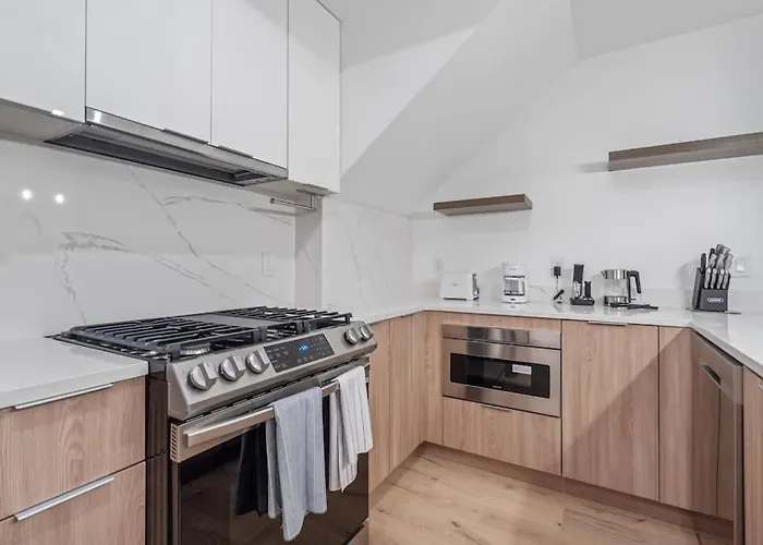 Capitol View 2 Dc Townhouse Condo With Private Backyard And Garage Parking