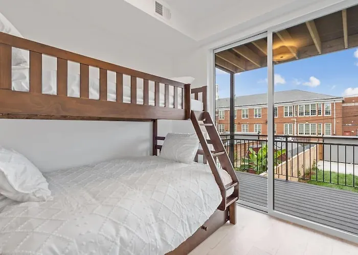 Capitol View 2 Dc Townhouse Condo With Private Backyard And Garage Parking
