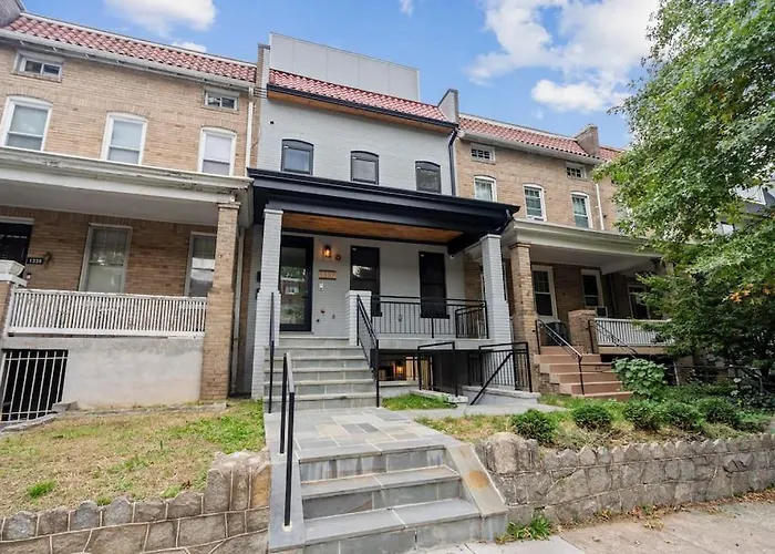 Capitol View 2 Dc Townhouse Condo With Private Backyard And Garage Parking
