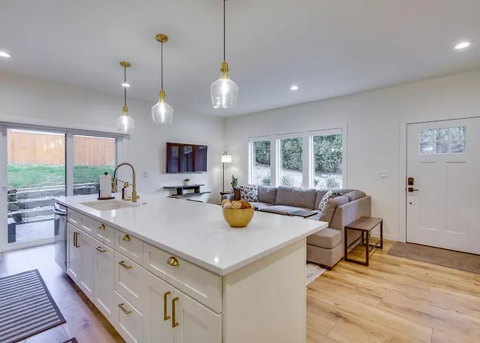 Private Yard & Fire Pit! Modern Kirkland Abode