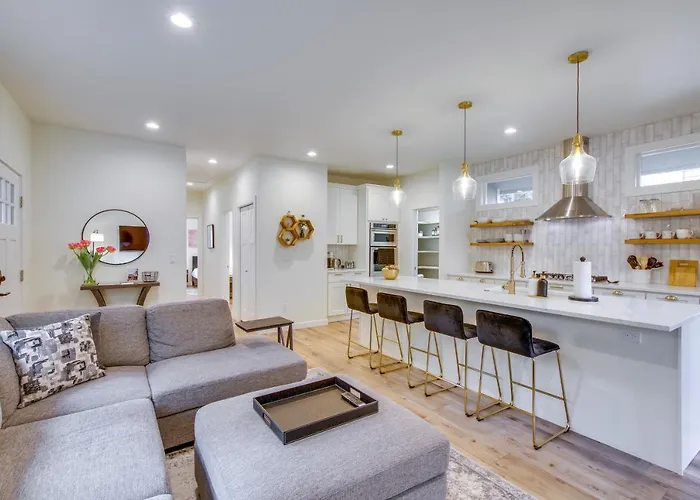 Private Yard & Fire Pit! Modern Kirkland Abode
