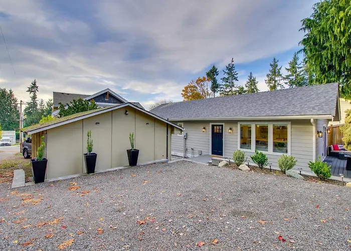 Private Yard & Fire Pit! Modern Kirkland Abode