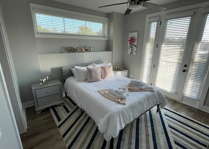 Pet Friendly Wi-Fi Luxury Gated Community Downtown Greenville