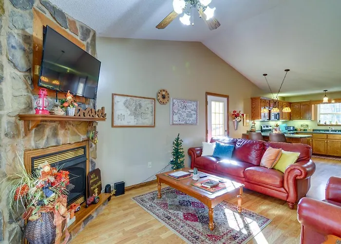 Burnside Resort Cabin W/ Hot Tub & Outdoor Spots!