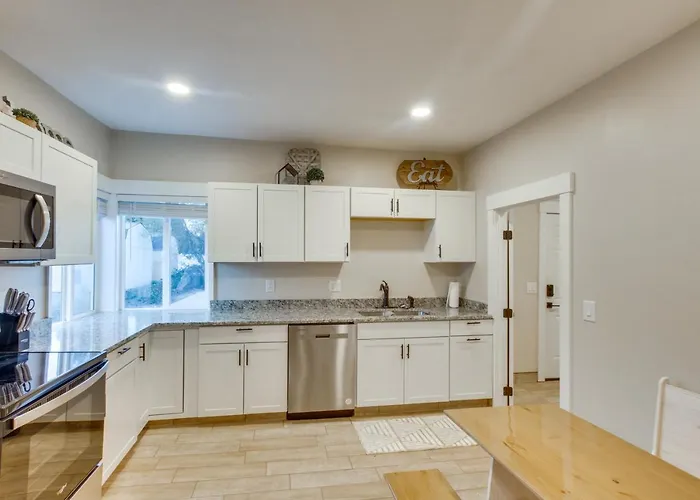 Smart Tv + Central A/C! Stylish Logan Retreat