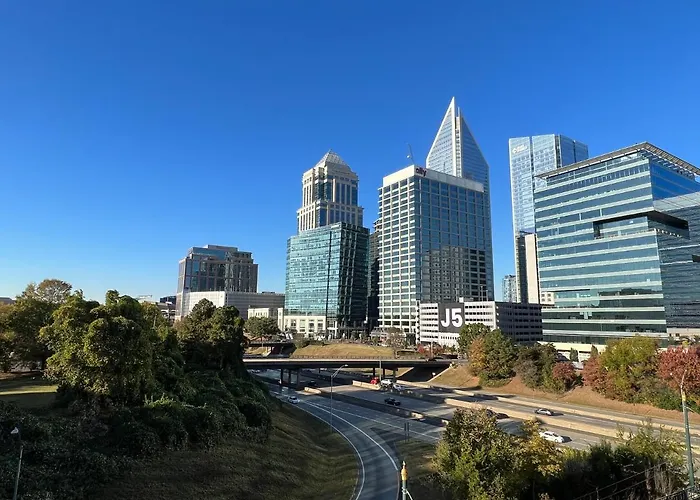 Spacious 2 Bed, 2 Bath Uptown Gem In The Heart Of The City-Parking-Wi-Fi-Balcony-Walk To Boa Stadium