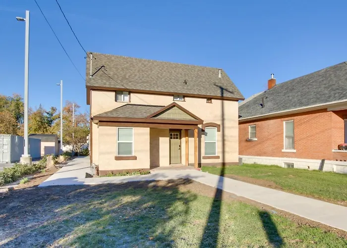 1 Block To Town! Convenient Logan Apartment