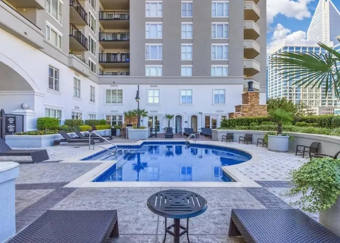 Spacious 2 Bed, 2 Bath Uptown Gem In The Heart Of The City-Parking-Wi-Fi-Balcony-Walk To Boa Stadium