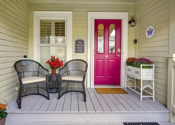 Charming Granville Home W/ Porch - Walk Downtown!