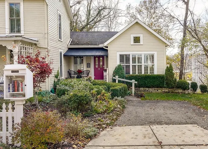 Charming Granville Home W/ Porch - Walk Downtown!