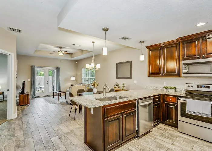 Lovely Townhome In Pensacola - Cozy & Modern Retreat
