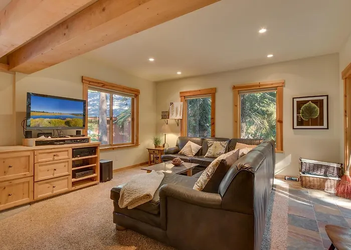 West Pine Cabin On The West Shore - 3 Bedroom Hot Tub, Pool Table, Pet Friendly