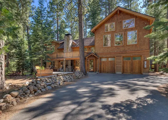 West Pine Cabin On The West Shore - 3 Bedroom Hot Tub, Pool Table, Pet Friendly