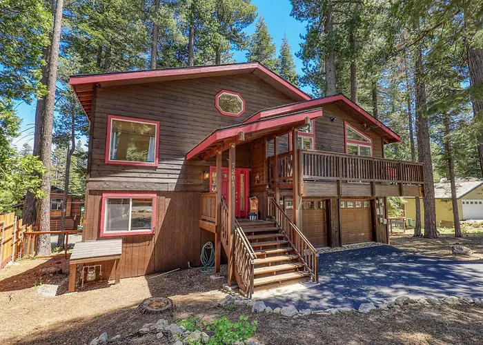 Wolf Den - Bright Open Concept 3 Bedroom- Hot Tub, Pet-Friendly, Minutes From Skiing!