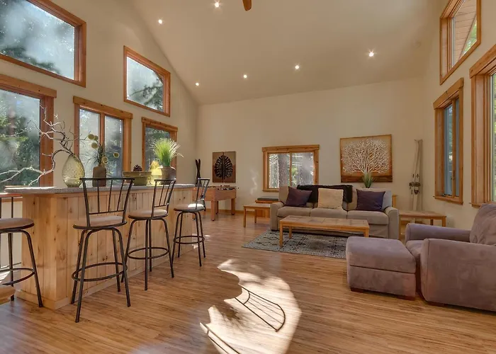 West Pine Cabin On The West Shore - 3 Bedroom Hot Tub, Pool Table, Pet Friendly