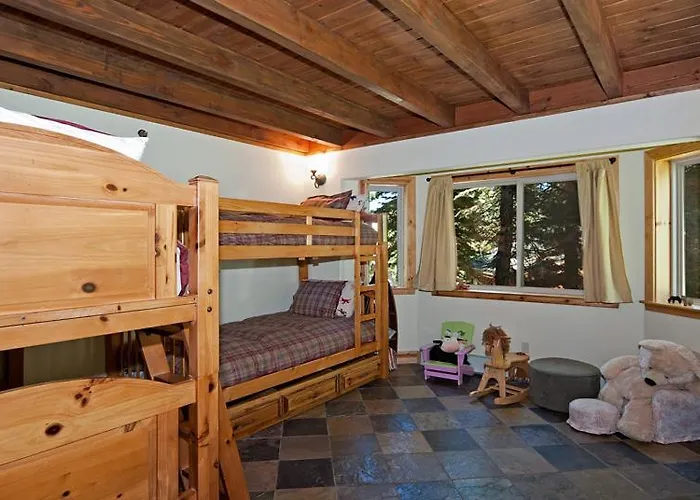 Woodside Lodge On West Shore With Private Hot Tub, Pool Table & Game Room