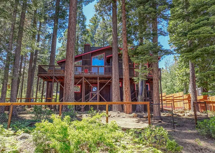 Wolf Den - Bright Open Concept 3 Bedroom- Hot Tub, Pet-Friendly, Minutes From Skiing!