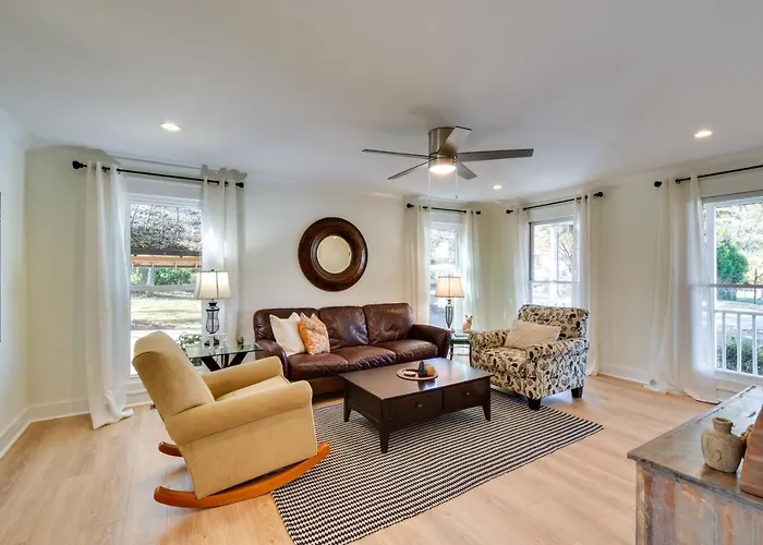 Tranquil Travelers Rest Home W/ Fire Pit!