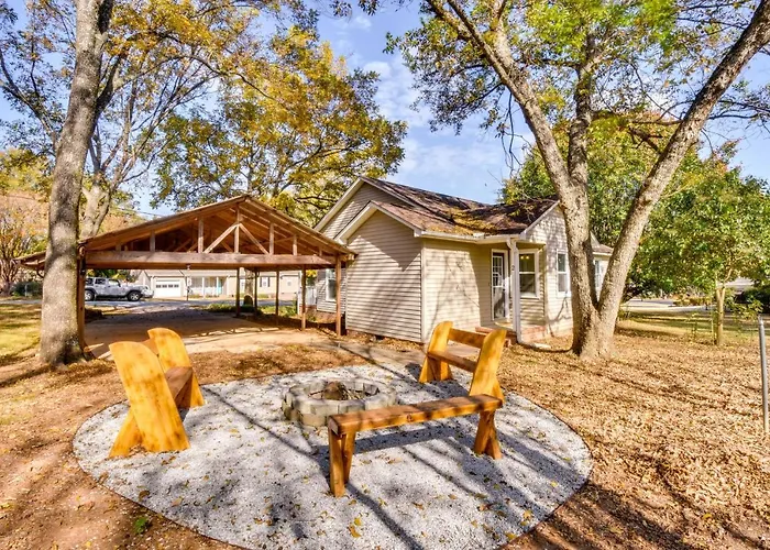 Tranquil Travelers Rest Home W/ Fire Pit!