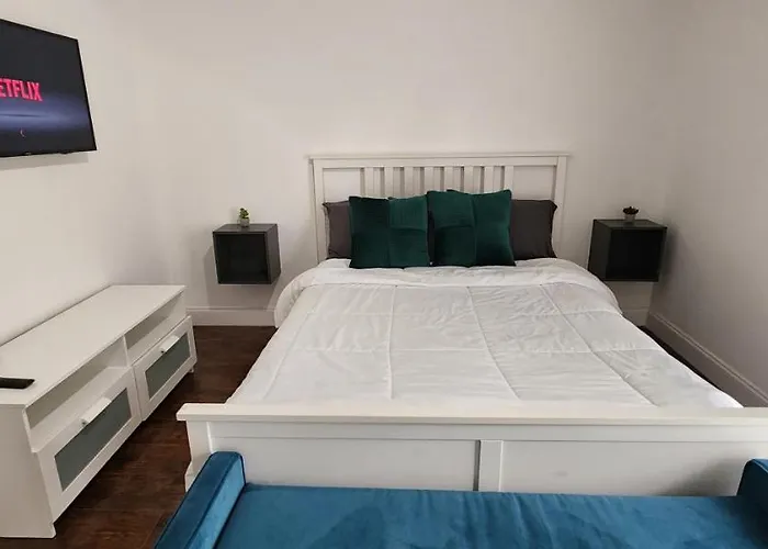 Perfect Location! Queen Room Near Malls, Dining & Stores!