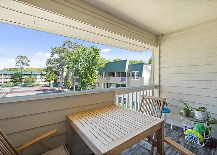 Peaceful Treetop Condo - 2Br/2Ba