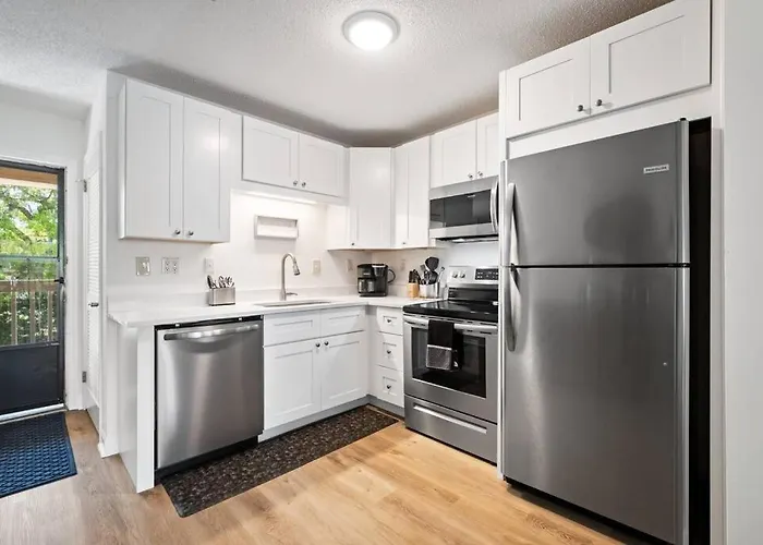 Peaceful Treetop Condo - 2Br/2Ba