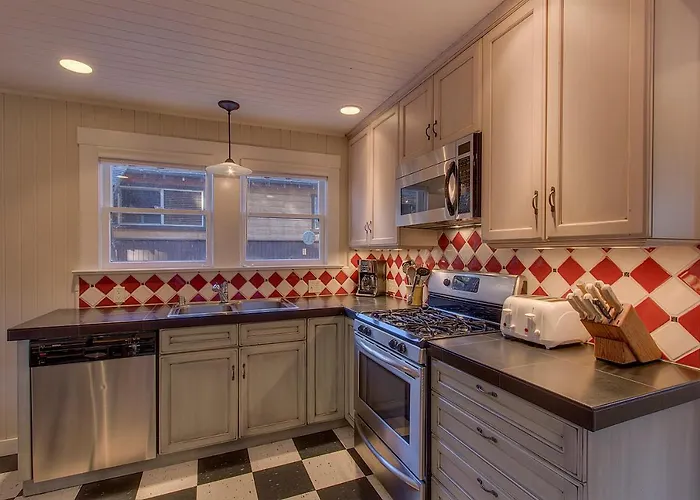 Vanni House - Classic Tahoe Style 2 Bedroom - Sleeps 6 - Hot Tub - Near Palisades & Downtown Tahoe City