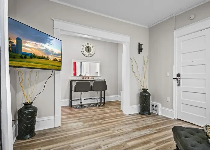 St Paul Fry Street Den Suite#1