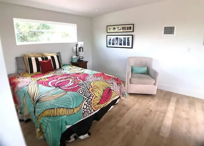 East Austintacious - Artsy, Walkable 4Br 4Ba
