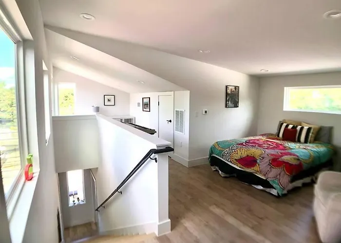 East Austintacious - Artsy, Walkable 4Br 4Ba