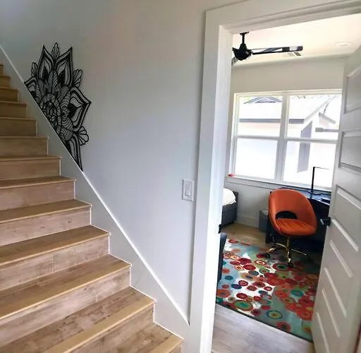 East Austintacious - Artsy, Walkable 4Br 4Ba