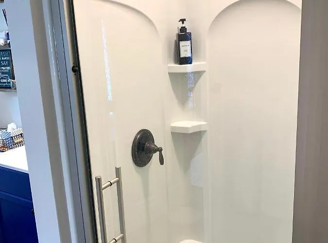 Beautiful Private Suite In Upscale Neighborhood. Down The Road From Nature Park And Restaurants Etc.