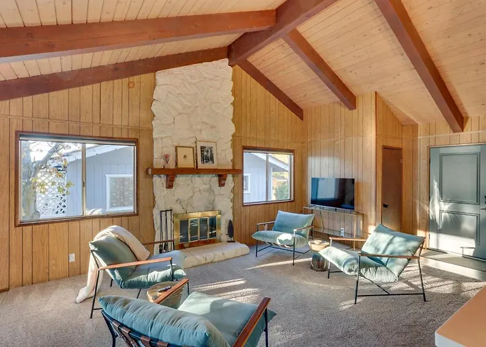 Crestline Cabin: Mountain Views & Fire Pit!