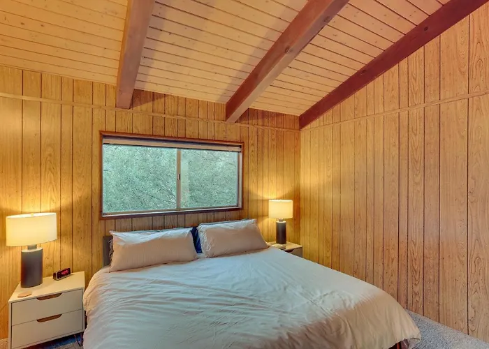Crestline Cabin: Mountain Views & Fire Pit!