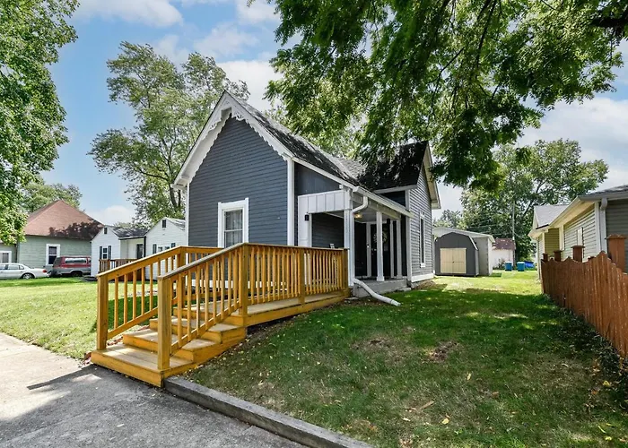 Cheerful 2-Bedroom Cottage In Downtown Noblesville