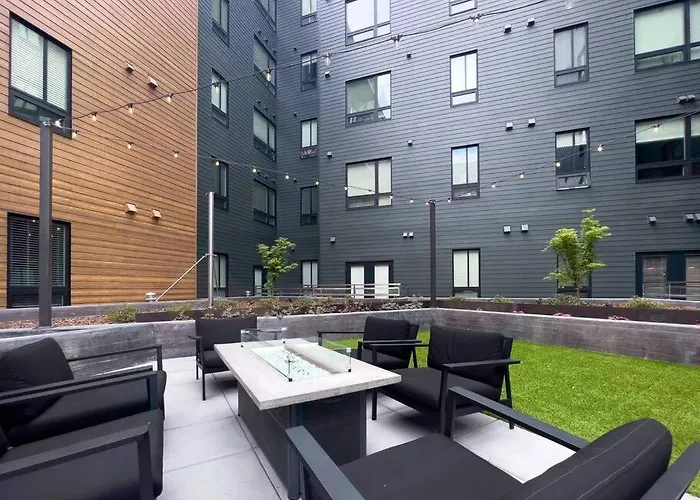 Navy Nights & Scenic Feels - Sleek Studio Stay