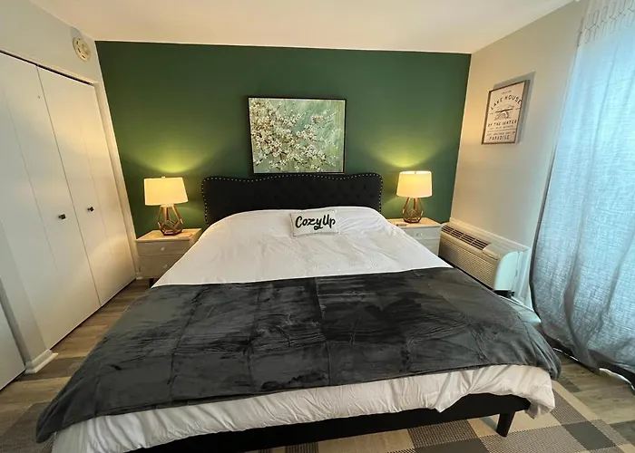 Newly Updated Modern, Spacious, And Cozy Condo- Right On The Lake!