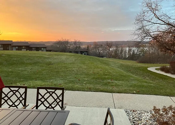 Newly Updated Modern, Spacious, And Cozy Condo- Right On The Lake!