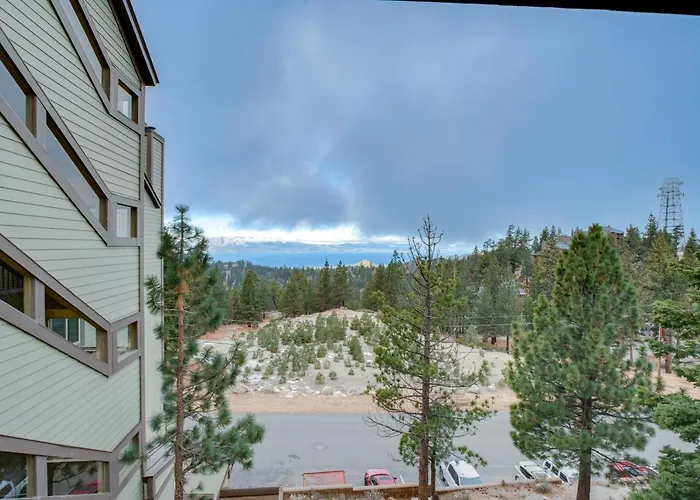 1 Mi To Stagecoach Lift! Homey Tahoe Townhome