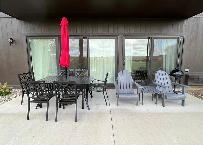 Newly Updated Modern, Spacious, And Cozy Condo- Right On The Lake!